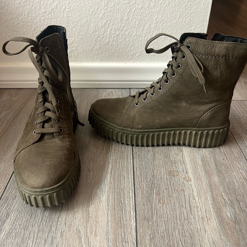 Clarks women suede platform boots.
